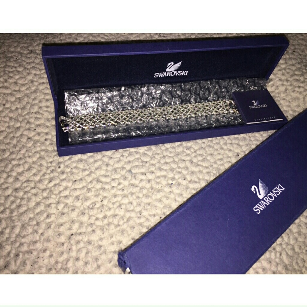 💕😍NWT SWAROVSKI CRYSTAL BRACELET😍💕 - Picture 4 of 5